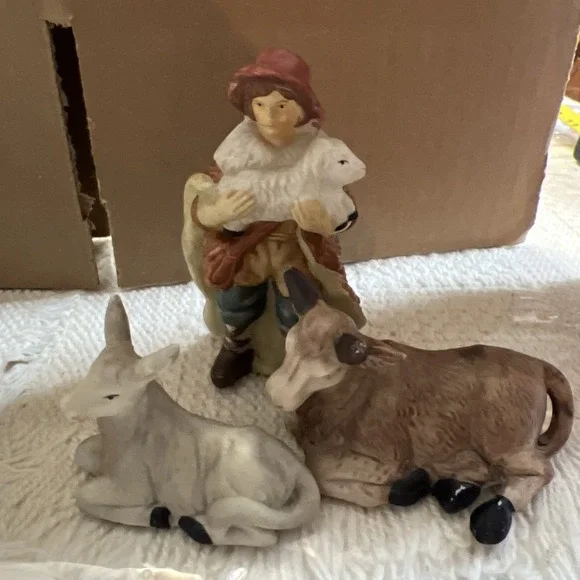 Vintage 8-Piece Hand Painted Porcelain Partial Nativity Set - Picture 3 of 8